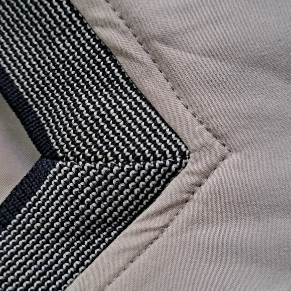 Golf MENS water & wind resistant top Kaki color V neck Perfect for fall weather - Picture 7 of 9